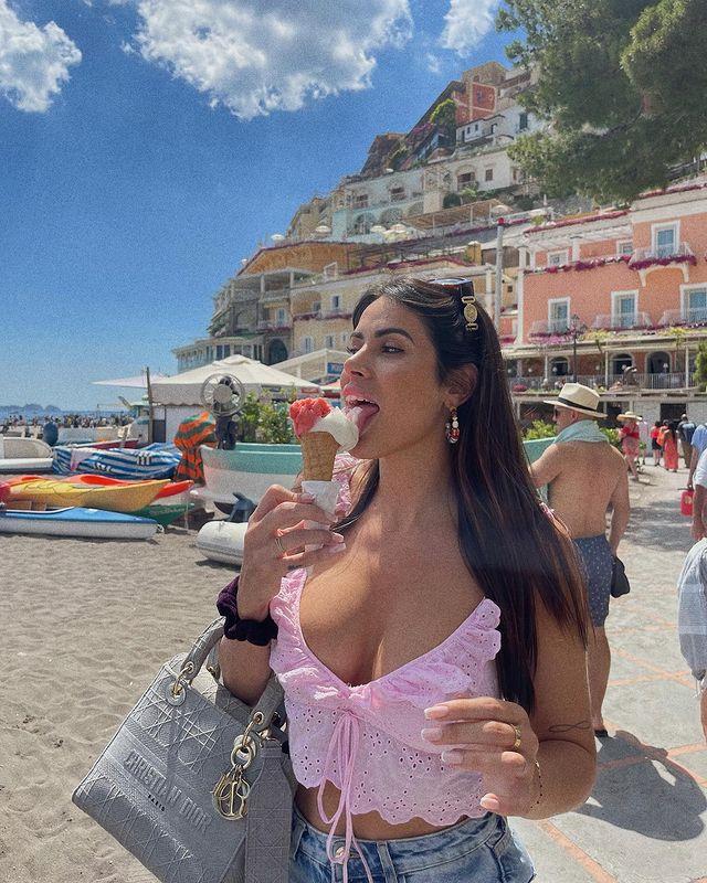 А тут Лола страстно лижет мороженое в блузке с откровенным вырезом на груди. А тут Лола страстно лижет мороженое в блузке с откровенным вырезом на груди.