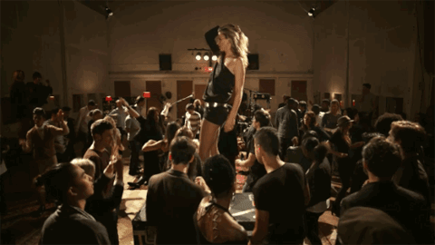 Гифка девушка танцует на столе Гифка девушка танцует на столе