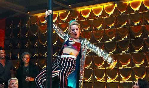 Гифка из фильма "Хищные Птицы : Потрясающая история Харли Квинн"