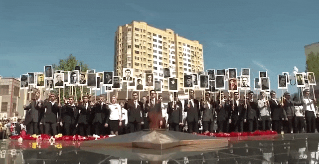 Гифка потомки с портретами победителей в Великой Отечественной Войне 1941 - 1945 годов 9 мая у вечного огня!