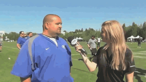 Летняя смешная гифка курьёз во время спортивного интервью. Летняя смешная гифка курьёз во время спортивного интервью.