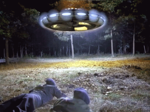 Необычная живая Gif картинка с НЛО в лесу. Необычная живая Gif картинка с НЛО в лесу.