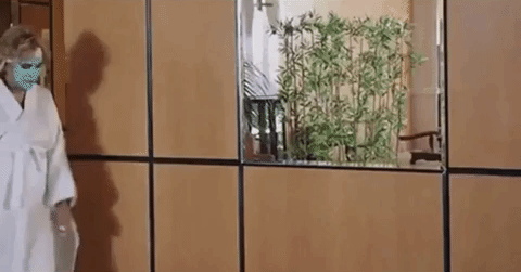 Гифка женщина в маске пугается зеркала Гифка женщина в маске пугается зеркала