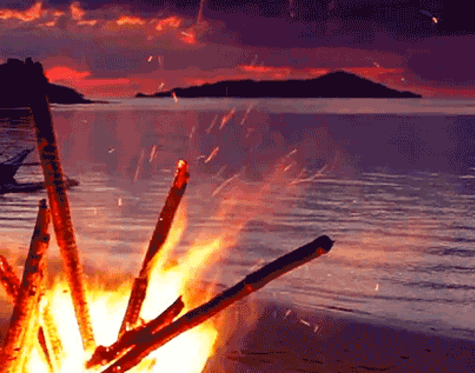 Красивая gif картинка искры костра у моря