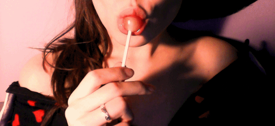 Гифка девушка вертит леденец во рту Гифка девушка вертит леденец во рту