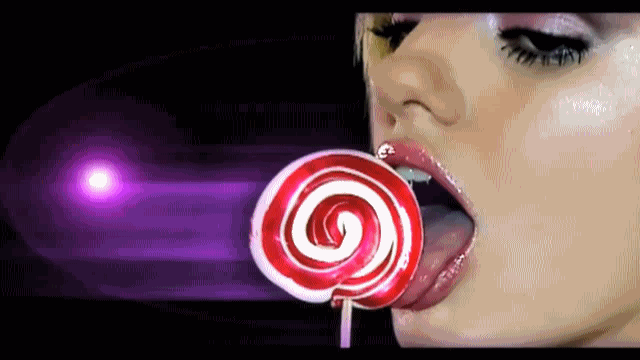 Гифка девушка эротично облизывает леденец Гифка девушка эротично облизывает леденец