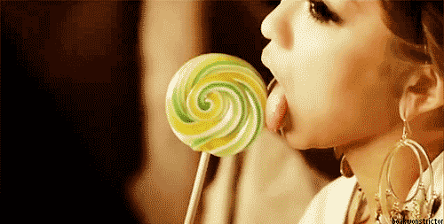 Анимация с азиаткой которая облизывает большой леденец Анимация с азиаткой которая облизывает большой леденец