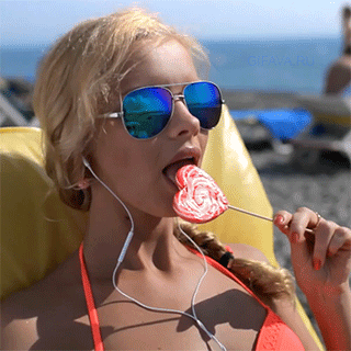 Гифка блондинка сексуально ест леденец Гифка блондинка сексуально ест леденец