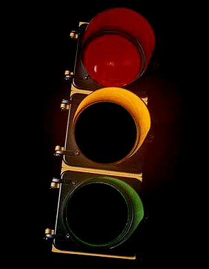 Гифка мигающий светофор на чёрном фоне.