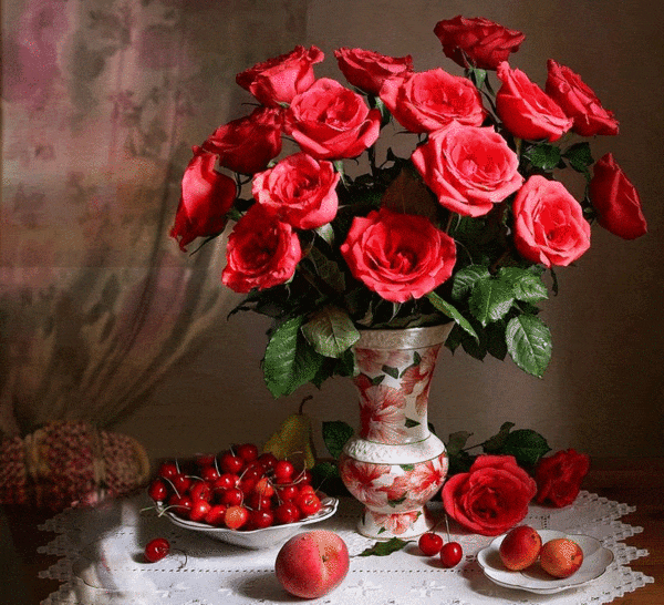 Красивая гиф картинка букет ярко красных роз  в вазе!