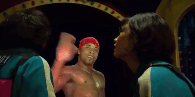 Прикольная gif анимация из сериала Игра в Кальмара Прикольная gif анимация из сериала Игра в Кальмара