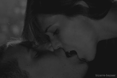 Красивая сексуальная гифка страстный поцелуй с покусыванием губы Красивая сексуальная гифка страстный поцелуй с покусыванием губы