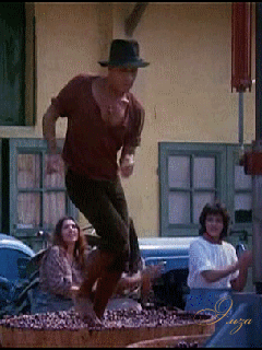 Прикольная гифка Адриано Челентано танцует давит виноград Прикольная гифка Адриано Челентано танцует давит виноград