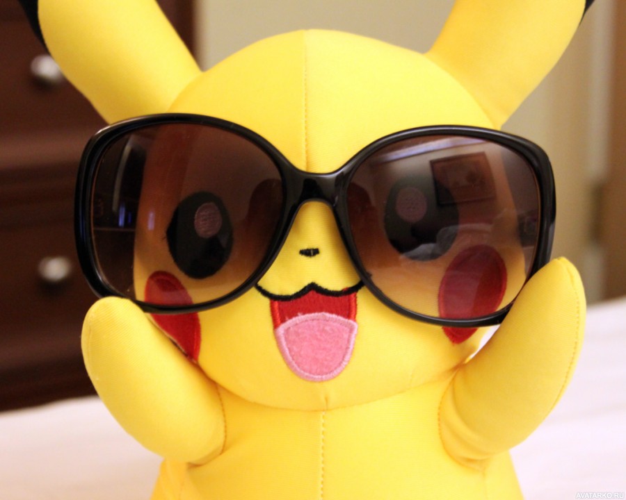 Игрушечный пикачу в солнцезащитных очках Игрушечный пикачу в солнцезащитных очках
