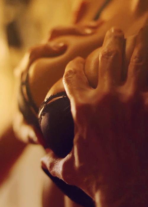 Гифка Сжимает грудь. Гифка Сжимает грудь.