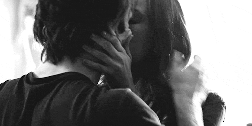 Анимированная gif картинка страстного поцелуя. Анимированная gif картинка страстного поцелуя.