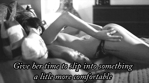 Эро гиф девушка снимает с себя трусики. Эро гиф девушка снимает с себя трусики.