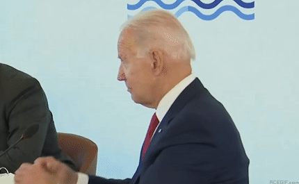 Байден показывает кулаки