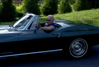 Гифка Байден сидит в великолепном Chevrolet Corvette.