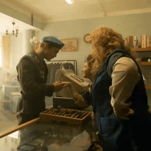 Гифка вояка целует руку.