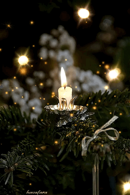 Бесплатный анимированный гифка с праздничной свечой у ёлки. Бесплатный анимированный гифка с праздничной свечой у ёлки.