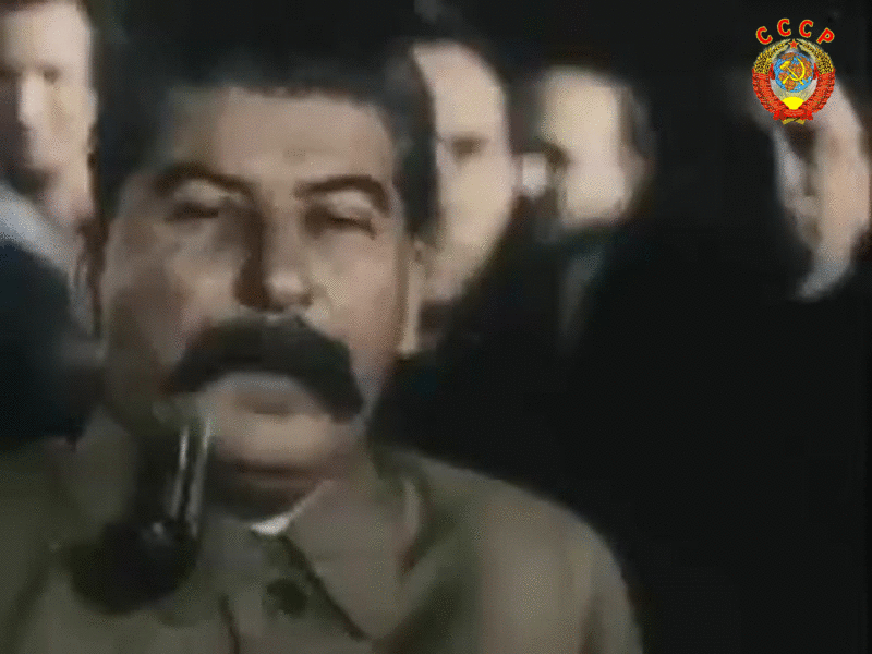 Гифка Сталин с трубкой.