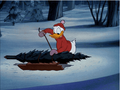 Смешная гифка дональд дак собирает ёлку в лесу.