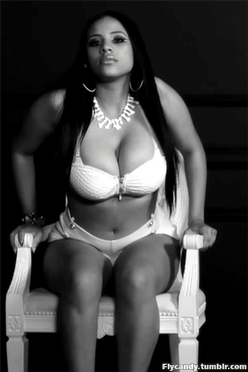 Черная женщина с пышными формами.