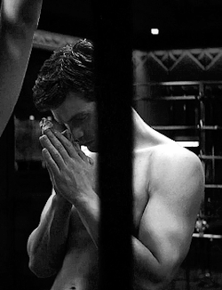 Джейми Дорнан 50 оттенков серого постельные сцены гифка.