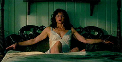 Наручниками к кровати.