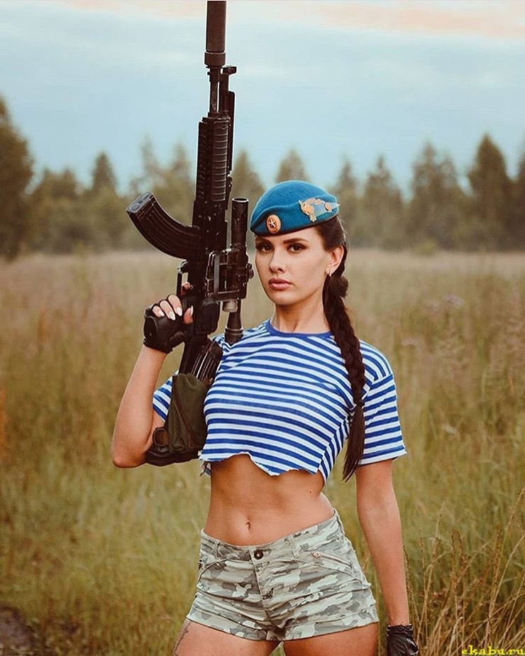 Девушка в военной форме морская пехота Девушка в военной форме морская пехота