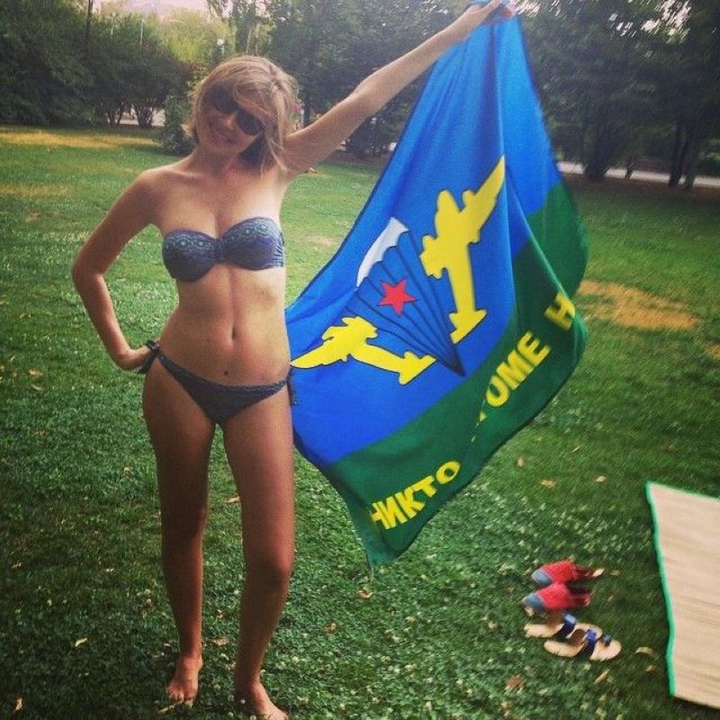 Девушка в тельняшке Девушка в тельняшке