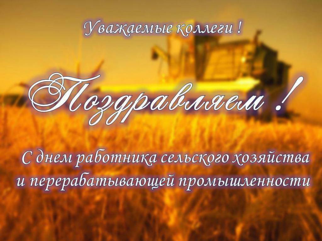 Комбайн с трактором на уборке урожай.