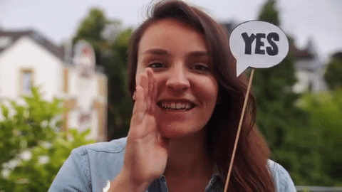 Анимация девушка с табличкой "Yes". 