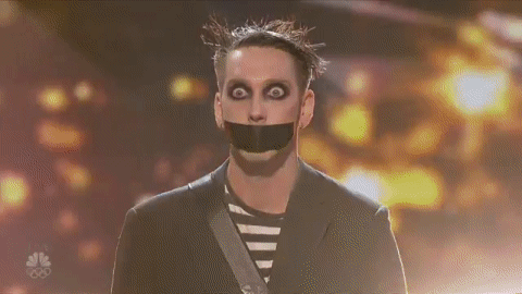 Смешная гифка чувак с заклеенным ртом, кивает головой в знак согласия.