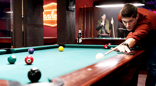 Гифка Дин Винчестер играет в бильярд.