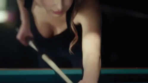 Девушка и бильярд гиф