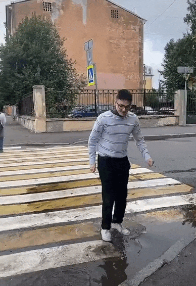 Смешная гифка Марк Рубин танцует в луже из Тик Ток видео. Смешная гифка Марк Рубин танцует в луже из Тик Ток видео.