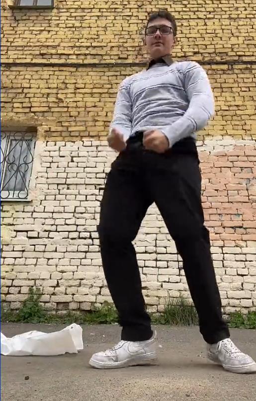 Снимок тиктокера Марка Рубина во время танца. Снимок тиктокера Марка Рубина во время танца.