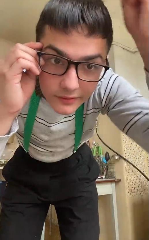 А на этой фотке он поправляет свои очки. А на этой фотке он поправляет свои очки.