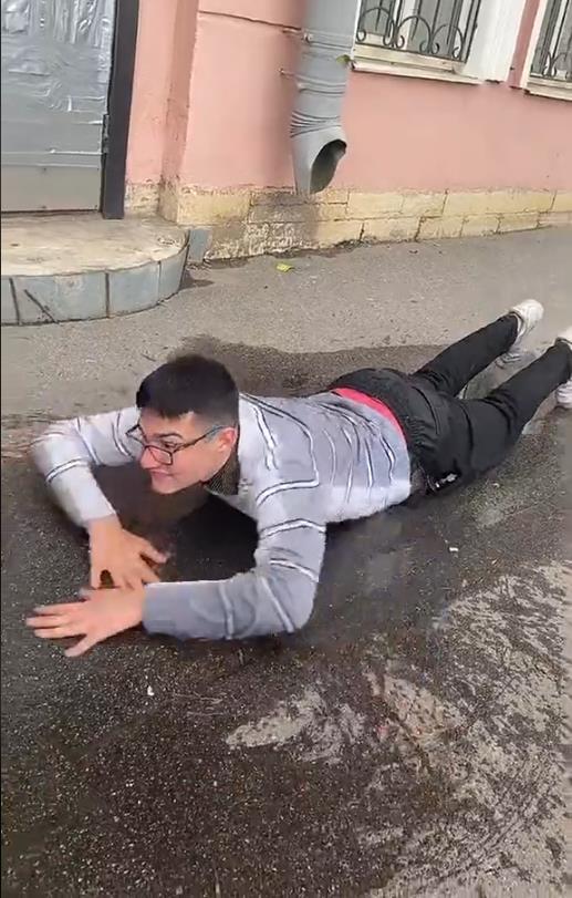 Кто то слил в сеть фотку на которой Марк Рубин купается в луже на асфальте. Кто то слил в сеть фотку на которой Марк Рубин купается в луже на асфальте.