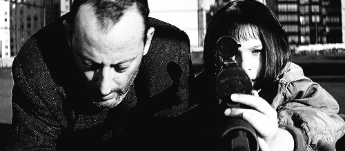 Чёрно белая гифка Натали Портман в фильме Леон за снайперской винтовкой.