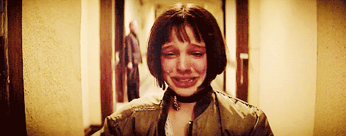 Анимация плачущая Матильда и Леон смотрит в дверной глазок.