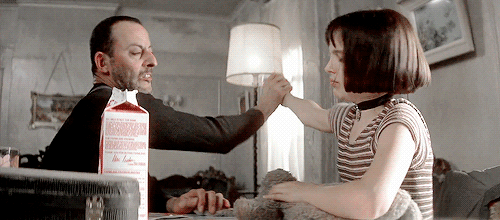 Крутой гиф со взрывающейся лампой из фильма Леон.