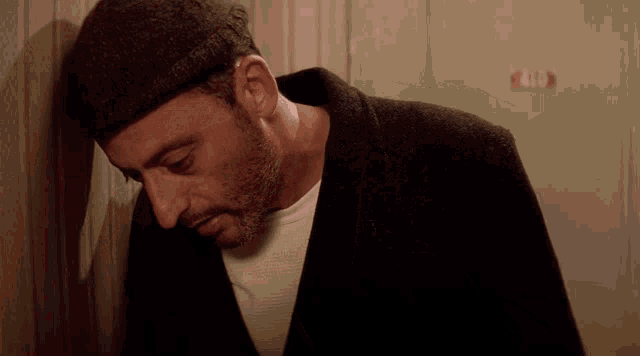 Гиф Леон одевает очки.