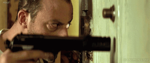 Анимация Леон с пистолетом у дверного глазка.