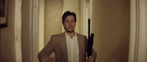 Гифка из фильма Леон с мужиком идущим по коридору с автоматом в руках.