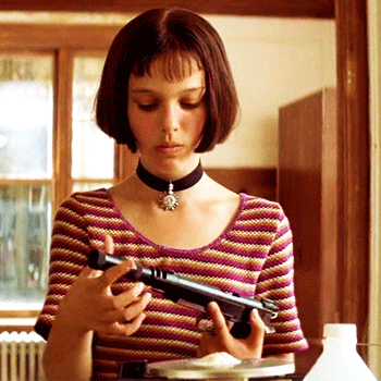 Анимация Натали Портман (Матильда) закручивает глушитель на пистолете.