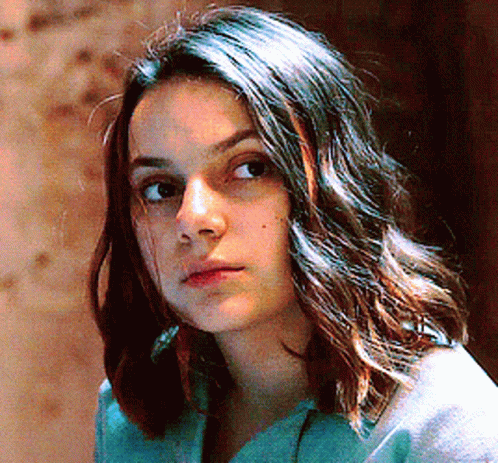 Dafne Keen подмигивает гиф.