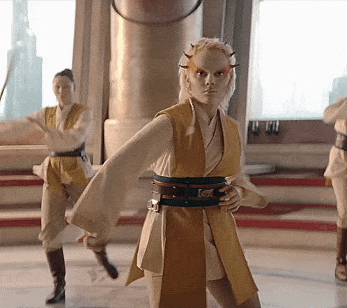 Гифка с Дафни Кин в роли Acolyte Dafne Keen танец с мечами.